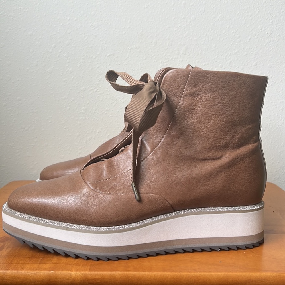 JOHNSTON & MURPHY
Gracelyn Wingtip Boot